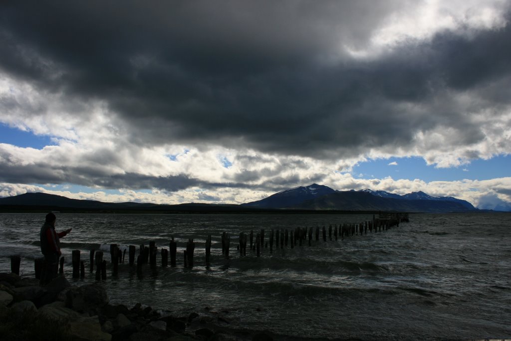 Il vecchio molo - Puerto Natales - Patagonia - Cile by Luca Sabini