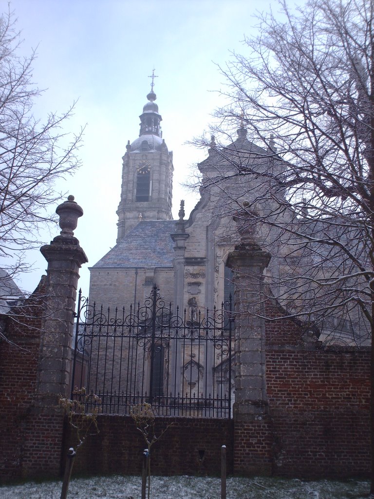 Onbruikbare poort en kerk by Wim Barbier