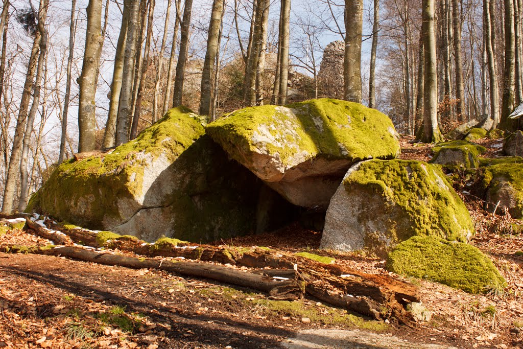 Eine Höhle ? by aurel.ebel