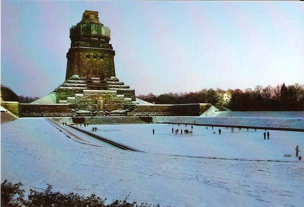 Blick zum beleuchteten Völkerschlachtdenkmal by Pepe Talmino