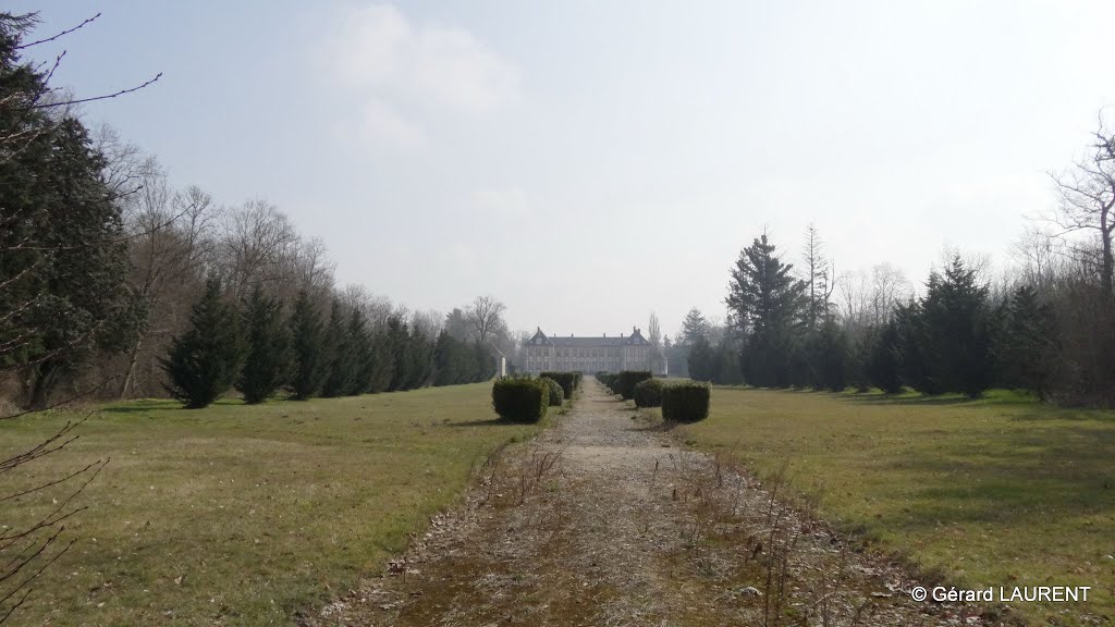 Bombon - Le château (1630) . En juin 1918, le Quartier Général des Armées Alliées y est installé. C'est ici que Foch reçoit le 7 août 1918 son bâton de maréchal. by astrorail