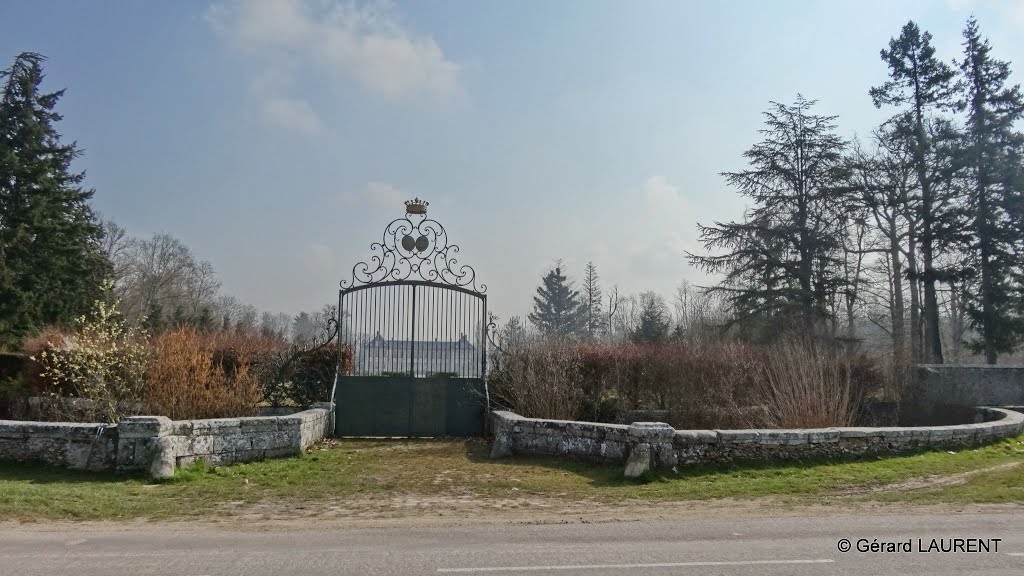 Bombon - Portail d'entrée du château by astrorail