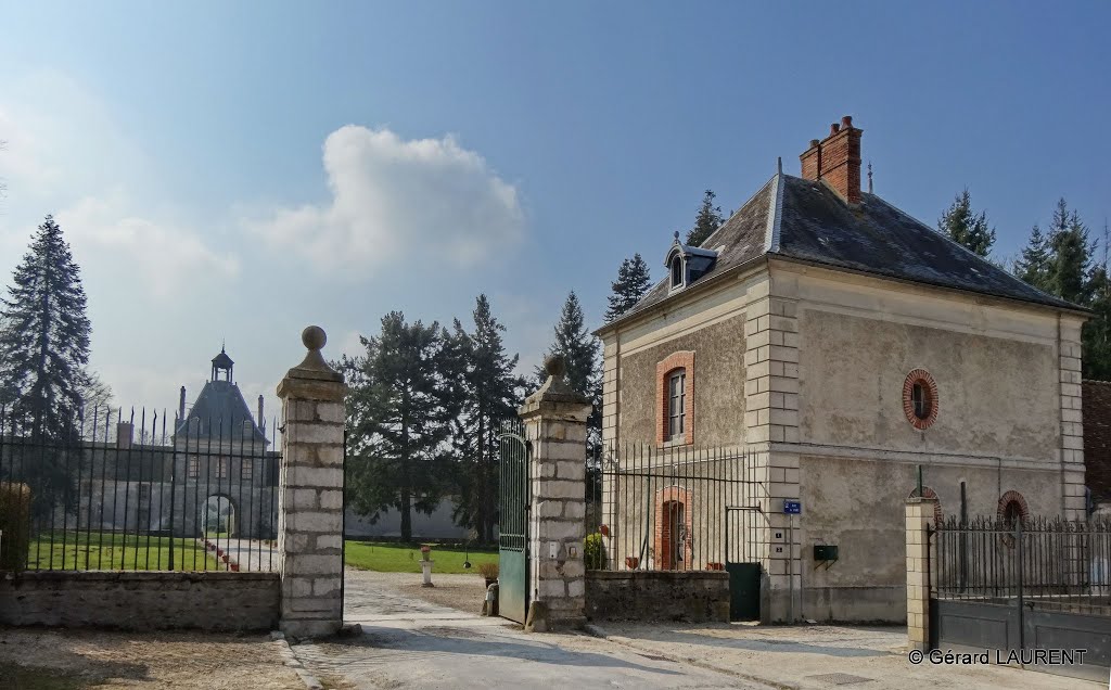 Bombon - Entrée Nord du château. Le château est propriété privée, entrée interdite au public. by astrorail