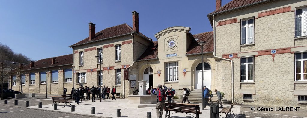 Verneuil en Halatte - Devant le musée des Graffitis Anciens. Il s'agit ici d'inscriptions gravées anciennes, appelées également graffiti, réunis dans ce musée en hommage à Serge Ramond, artiste et archéologue amateur. by astrorail