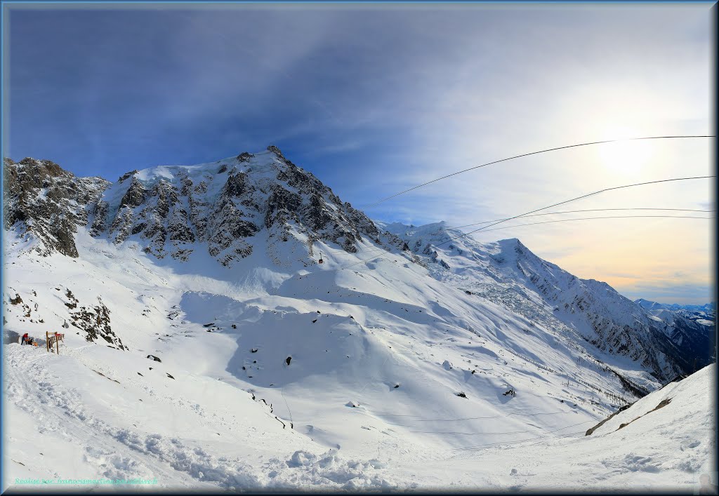 Dans le glacier des Bossons j’y ai fais un gros plan où l’on aperçoit les pilonnes de l’ancienne gare de remontées, aujourd’hui désaffectée, et un peu plus loin au nord-ouest une énorme crevasse où le pilonne y tiendrait en entier.fp by françois PARIS