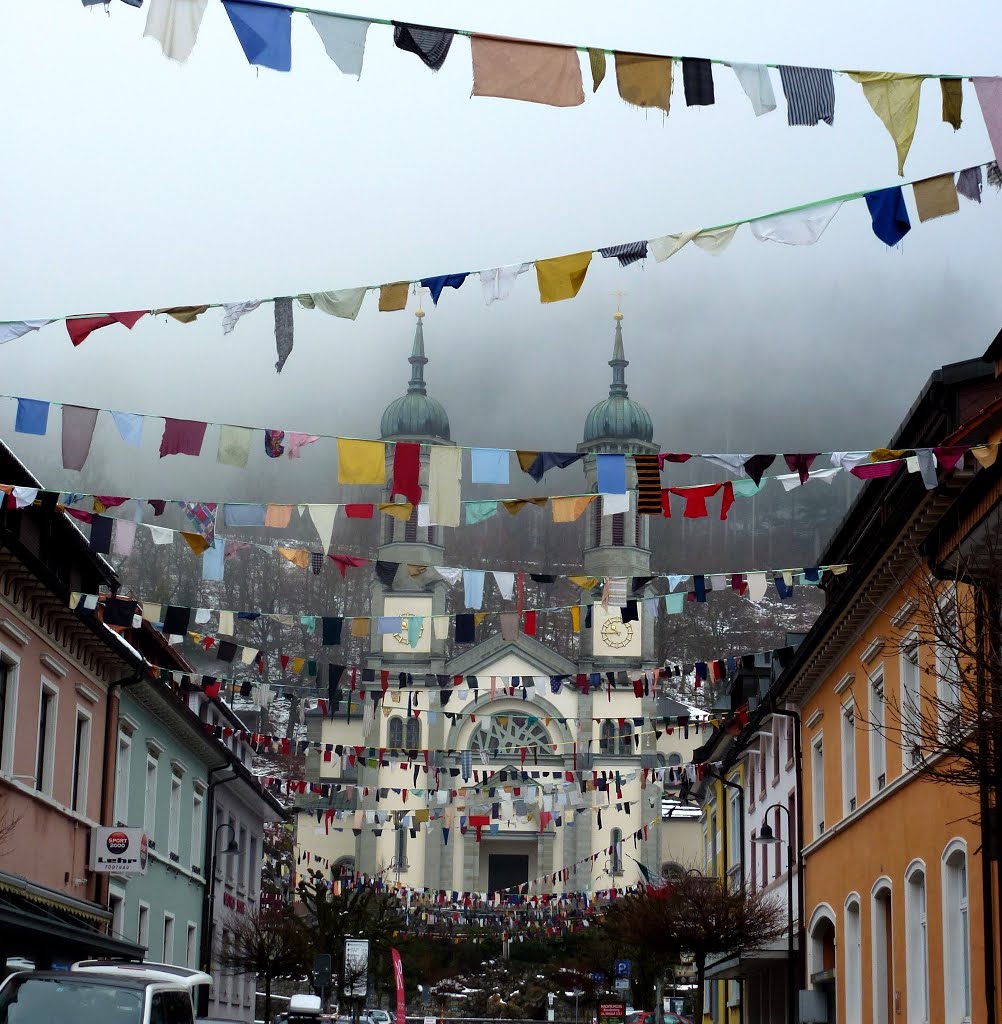 Todtnau, geschmückte Kirchstraße, Kirche im Nebel by Uwe Gehring