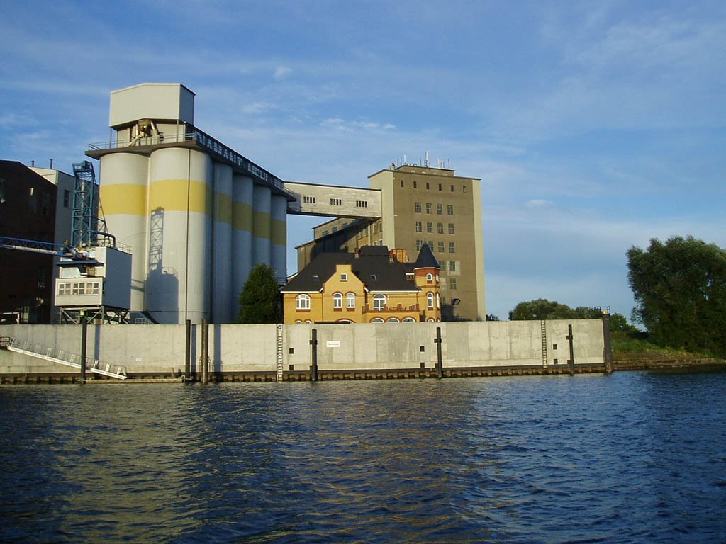 Ein Schloss im Industriehafen by Gisbert Vokrap