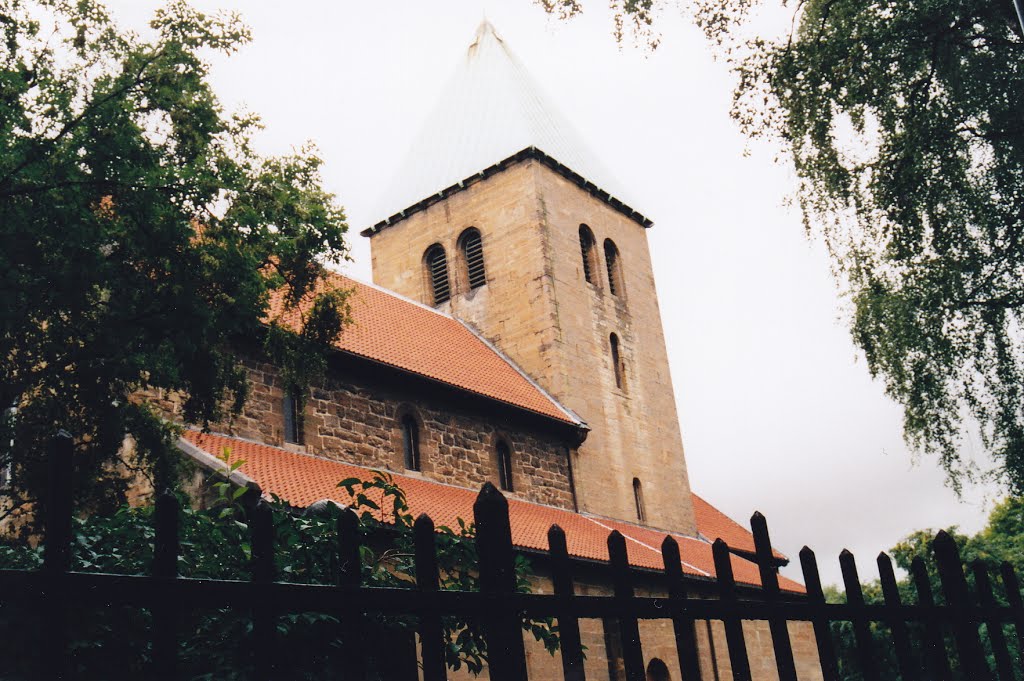 Gamle Aker Kirke, Oslo by Ser Viajero