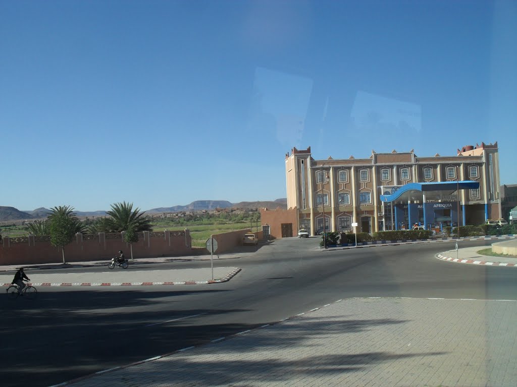 Marokko • Souss-Massa-Drâa • Ouarzazate Province, Ouarzazate, Avenue Moulay Abdellah by abbi234