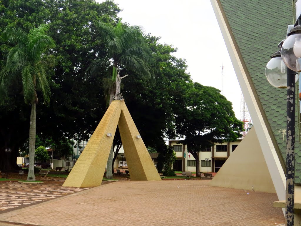 Monumento na Igreja da Paróquia de São Jorge em São Jorge do Ivaí, PR. by Ricardo Mercadante