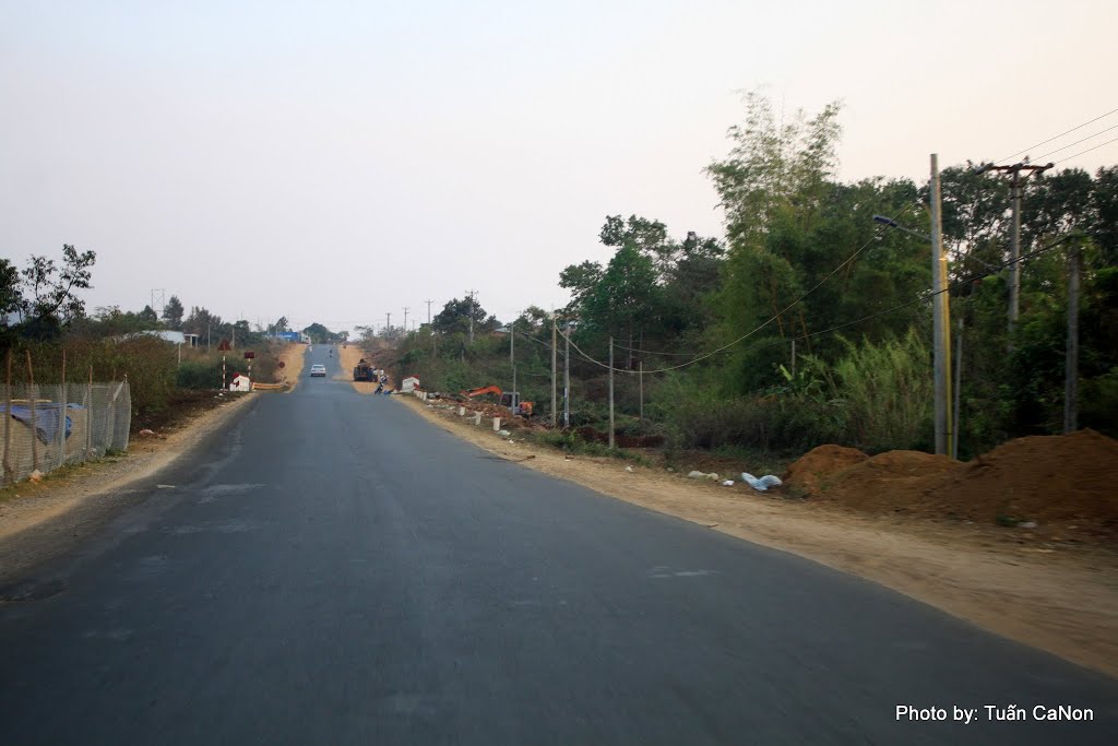 Trên đường Hồ Chí Minh by Tuấn Canon