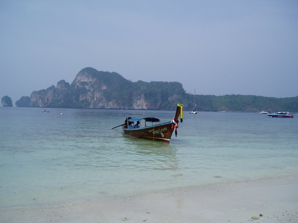 Phi Phi Island by abristow