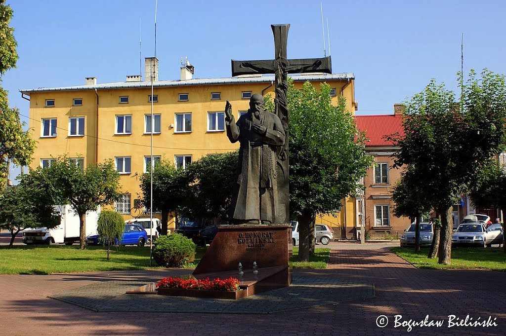 Pomnik jest wotum wdzięczności Kapucynów i społeczności Nowego Miasta za beatyfikację O. Honorata Koźmińskiego dokonaną w Rzymie przez Jana Pawła II w X rocznicę pontyfikatu 16 października 1988 r. i 159 rocznicę urodzin O. Honorata. by Boguslaw2