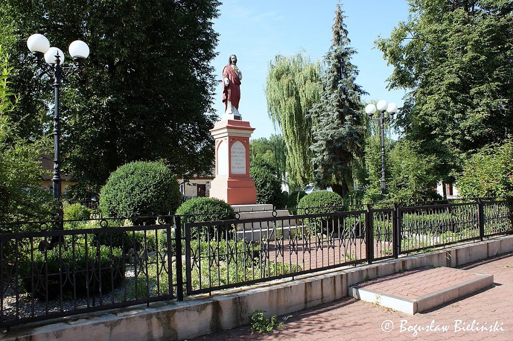 Figura Najświętszego Serca Jezusa, ustawiona 11 listopada 1905 r. na Placu Klasztornym (dziś Pl. o. Honorata Koźmińskiego). To szczególna pamiątka otwarcia nowicjatu braci kapucynów w warunkach zdawałoby się zupełnie niesprzyjających. W 1904 r. Rosja przeg by Boguslaw2