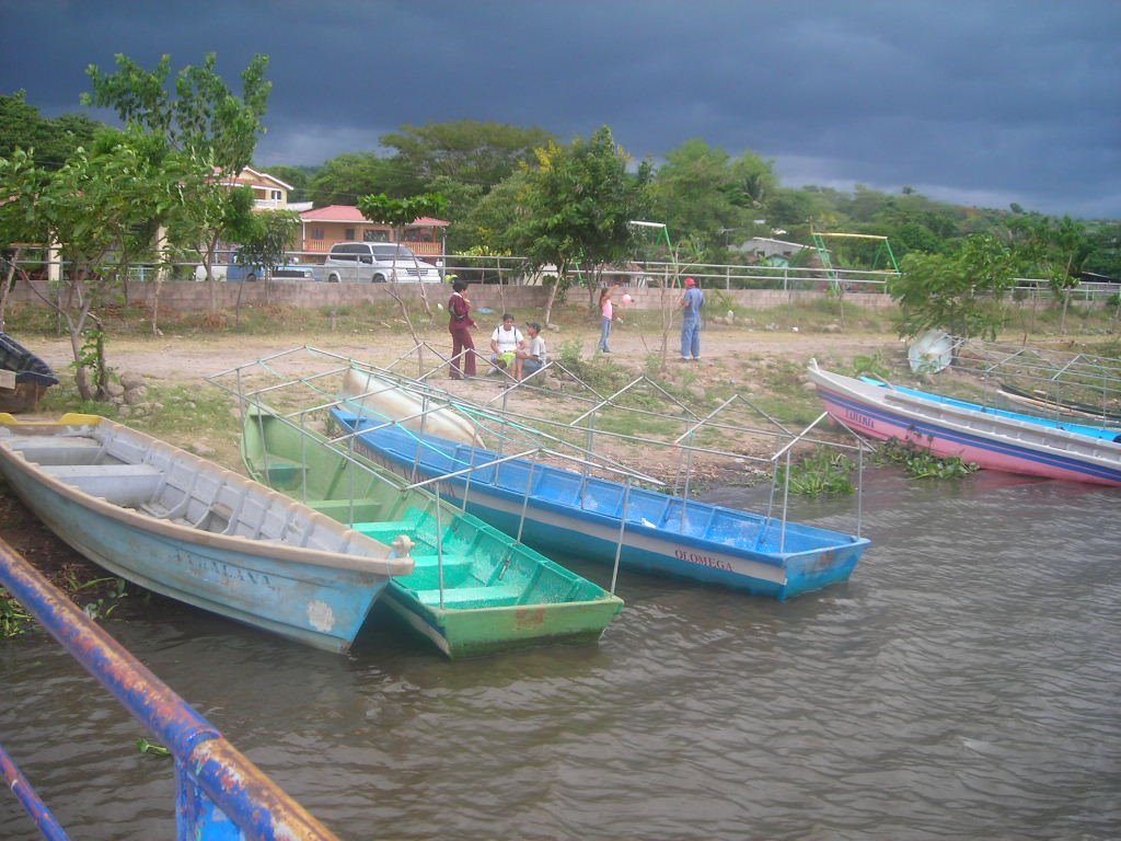 Embarcadero de laguna de Olomega. by Dr. Mejía Clavel