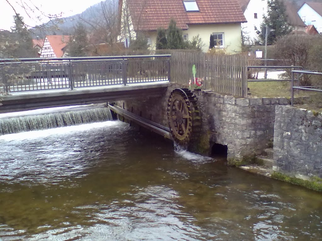 Wasserrad am Bach in Happburg by schmmanf