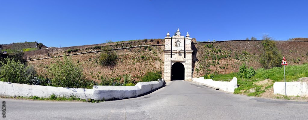 Estremoz. Porta dos Currais e muralha by Carlos Marques da Silva