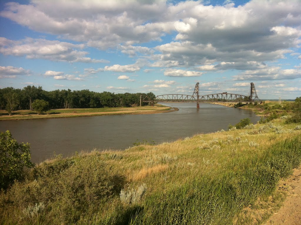 Missouri River and Snowden Bridge by NDakota