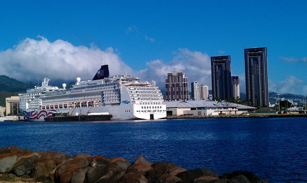 Honolulu Harbor, Hawaii, USA 2013 by SOELEMAN SINGONTIKO