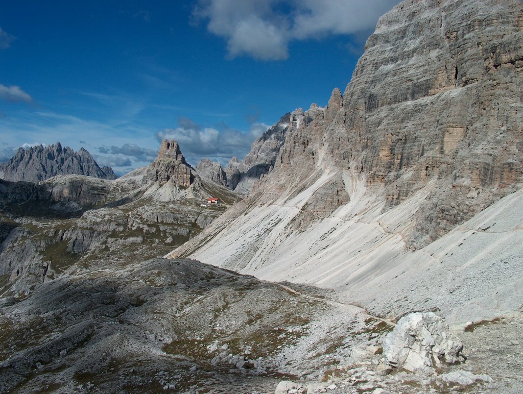 Blick zur Drei Zinnen Hütte by Joachim Beetz