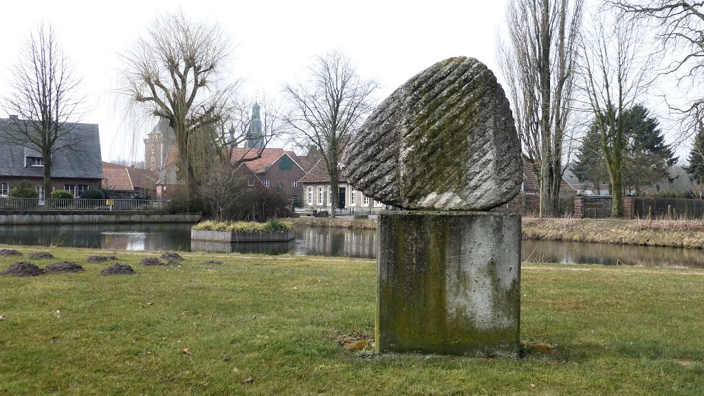 Steinskulptur am Dorfteich by Charly-G