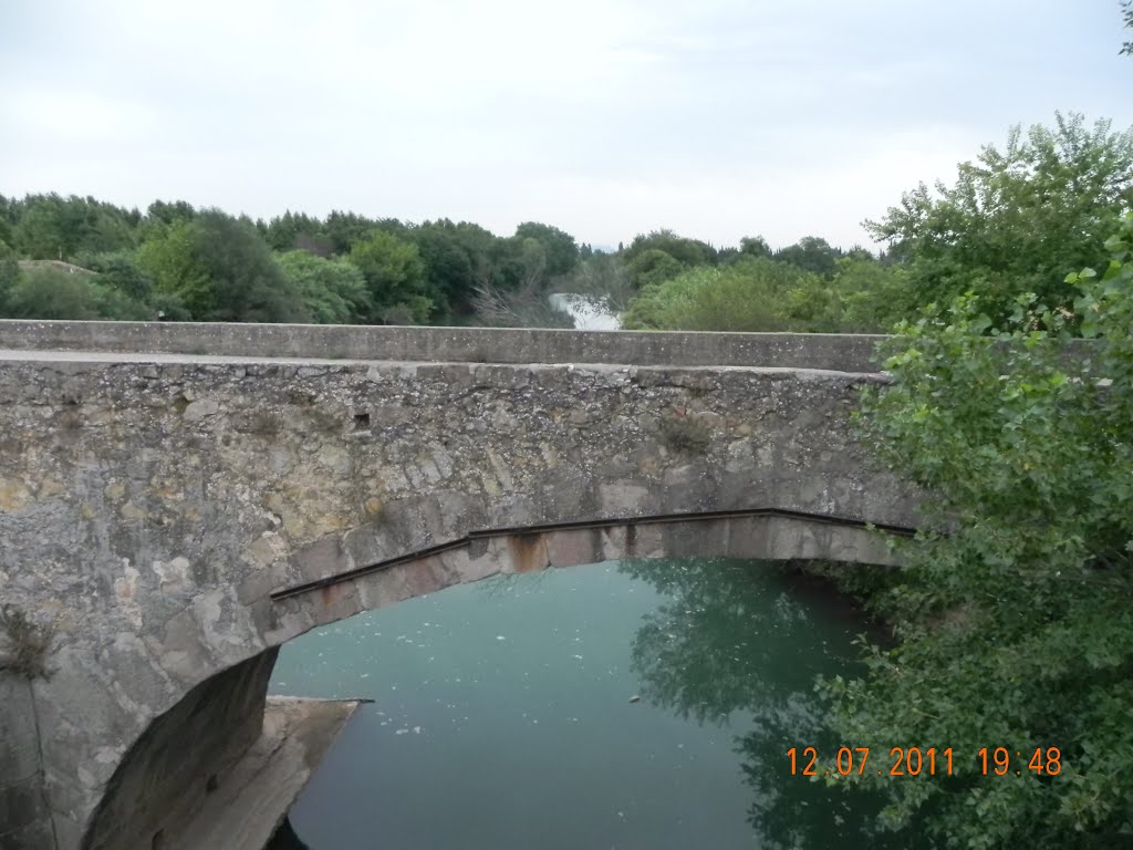 Vieux pont sur l'Argens à Roquebrune sur Argens by the tourist