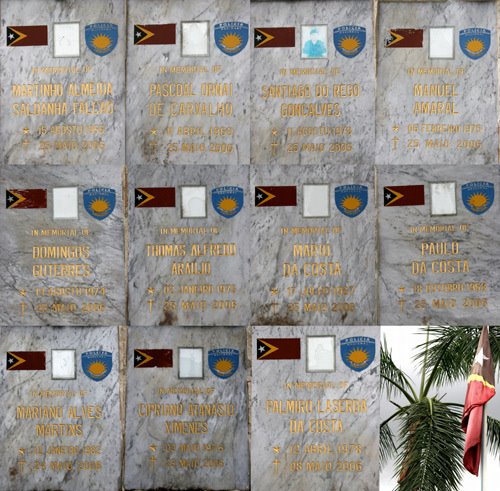 Memorial to 11 Police who died in the course of duty, slain by their own military, 25 May 2006 by Ian Stehbens