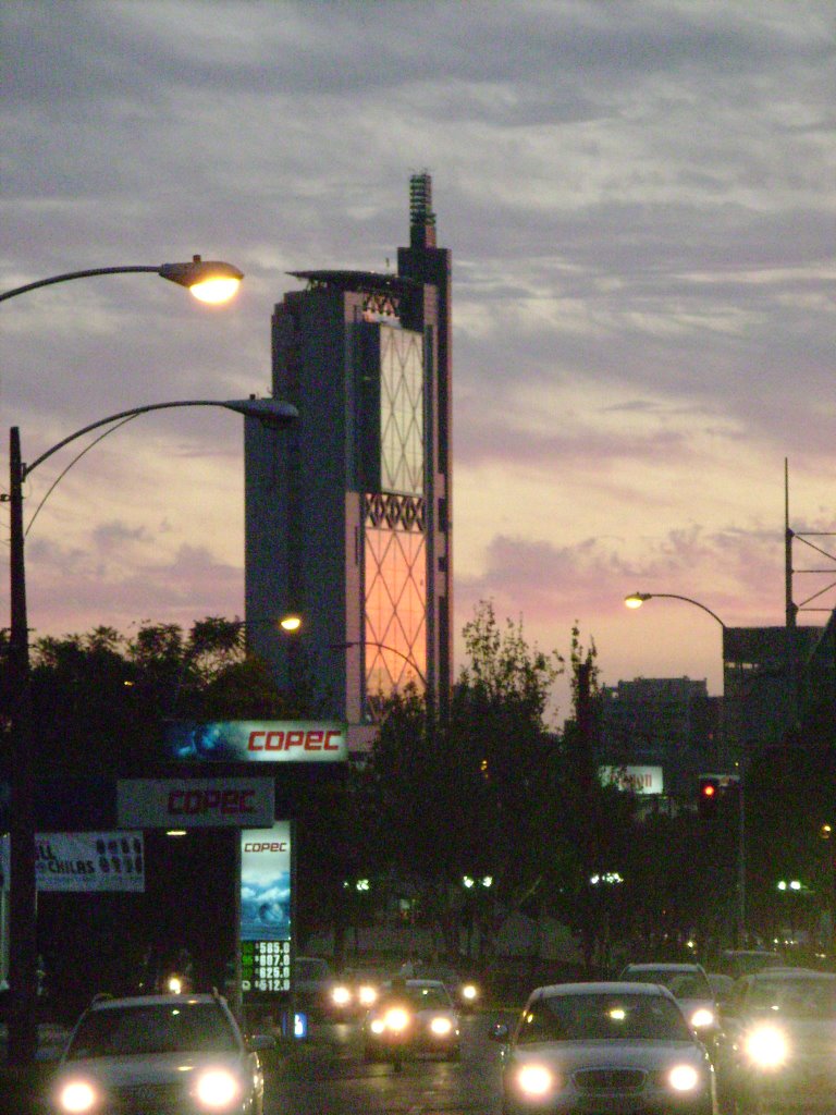 El sol del atardecer rebota en el Edificio Telefónica by frguerre