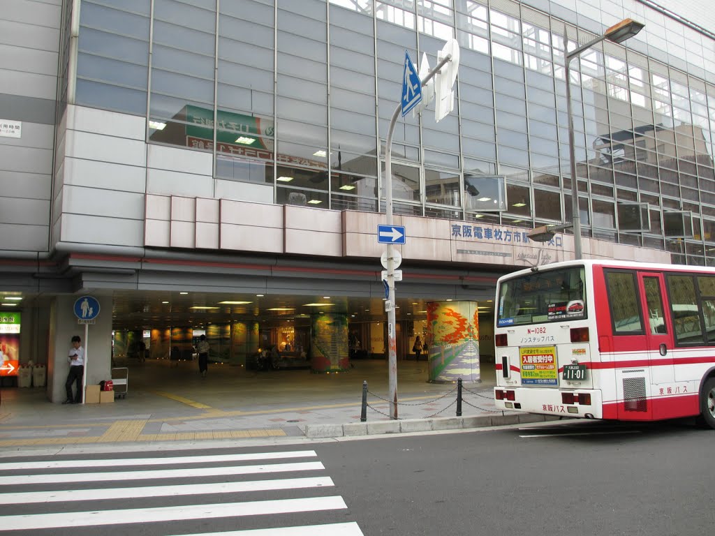 Keihan Hirakatashi Station by DVMG