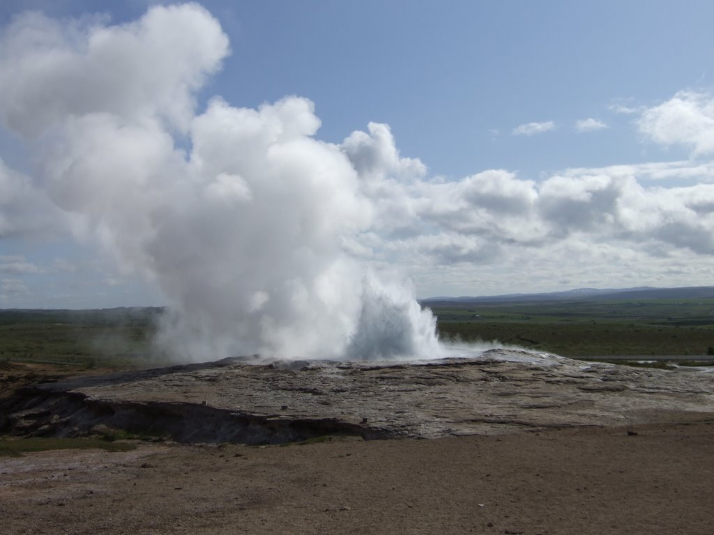 Old Geysir - eruption Jun 2007 by urosp