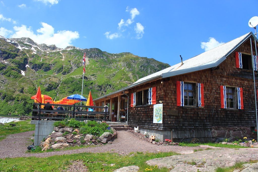 Am Berggasthaus Murgsee by Uwe Häntsch