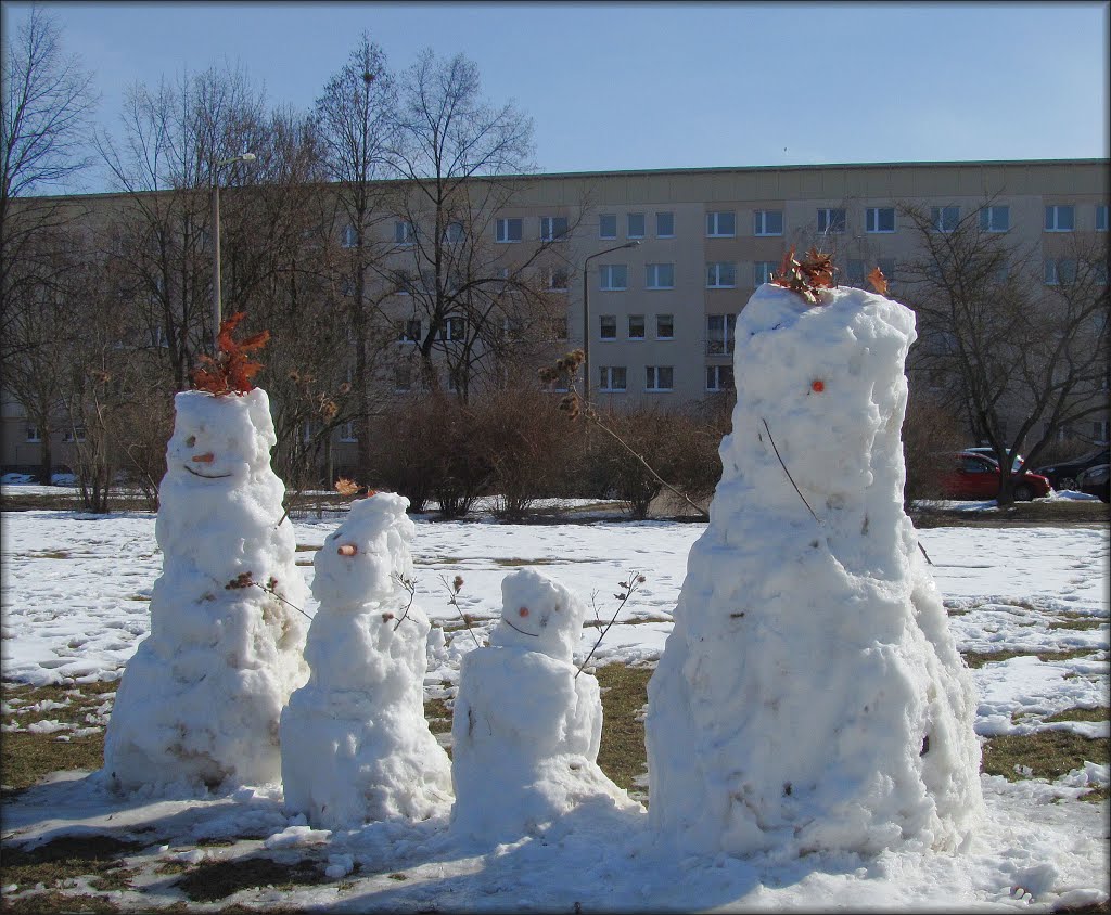 Schneemannfamilie beim Frühlingsausflug by Ballgott