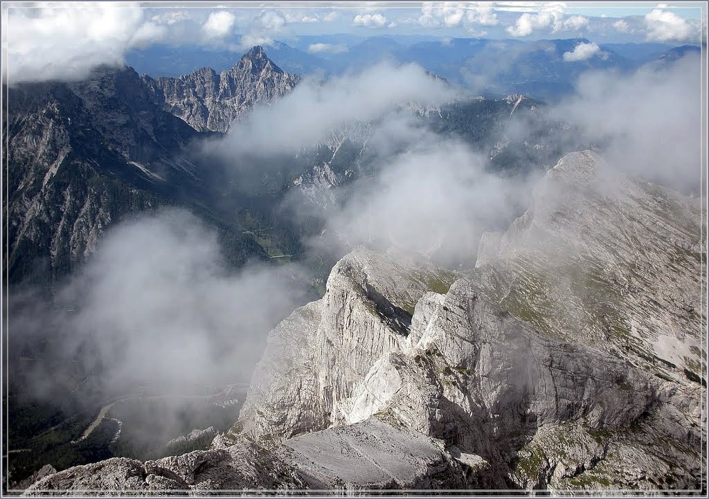 Blick vom Hochtor auf Dachlgrat (unten) Planspitze (rechts) und Kl.Buchstein (hinten) by Steidl Normann