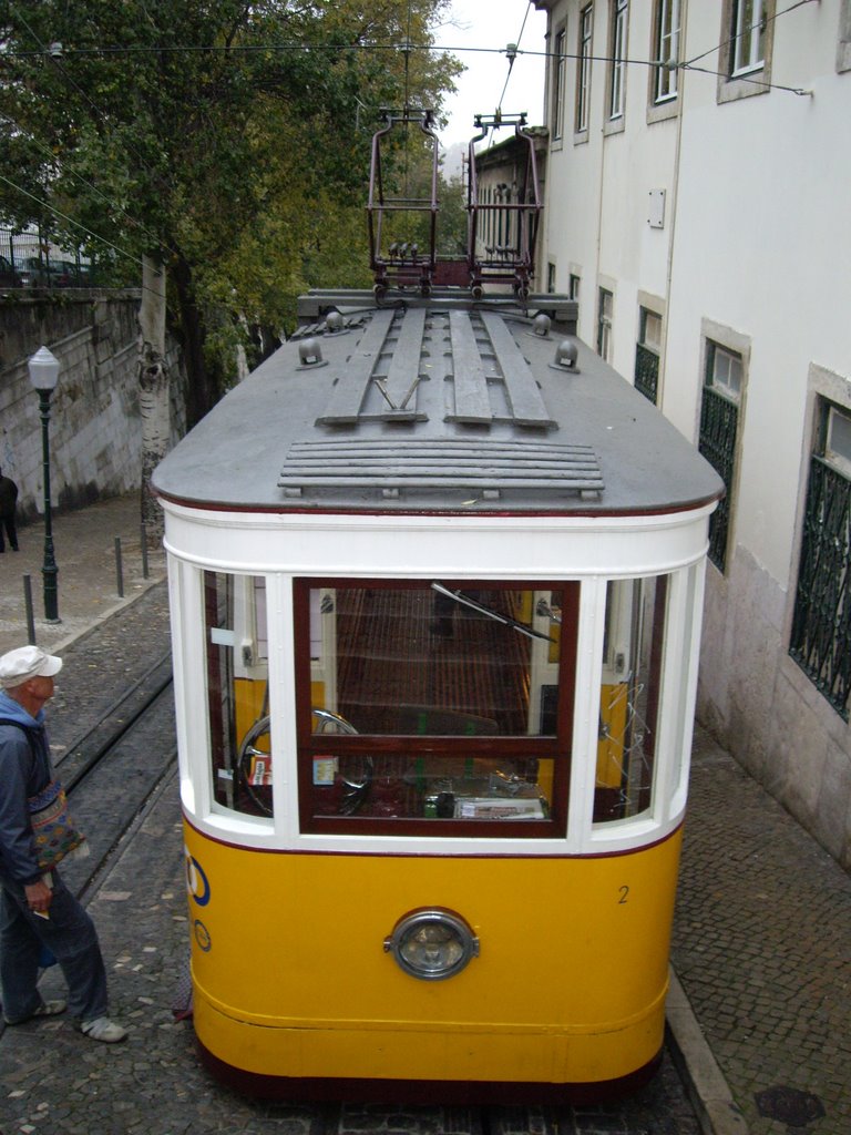 Elevador en el Barrio Alto by Juan Manuel Díaz