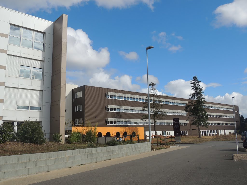 Nantes, Lycée Polyvalent Les Bourdonnières, bâtiment F, entrée Ouest by tofil44