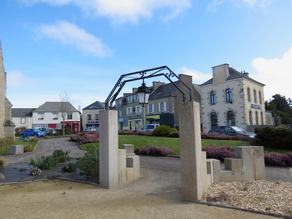 Kerlouan - Entrée sur la place de l'église by epaulard59