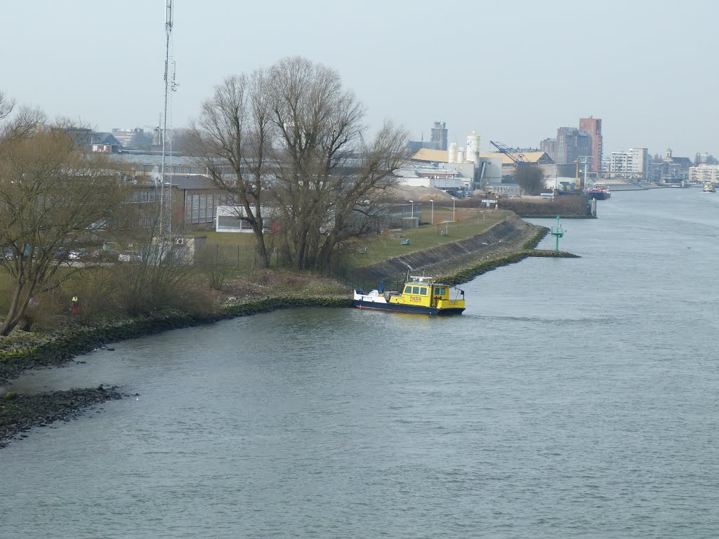 Vanaf de brug - hebo cat10 (rotterdam) by stevenvanValen+hannekeRolloos