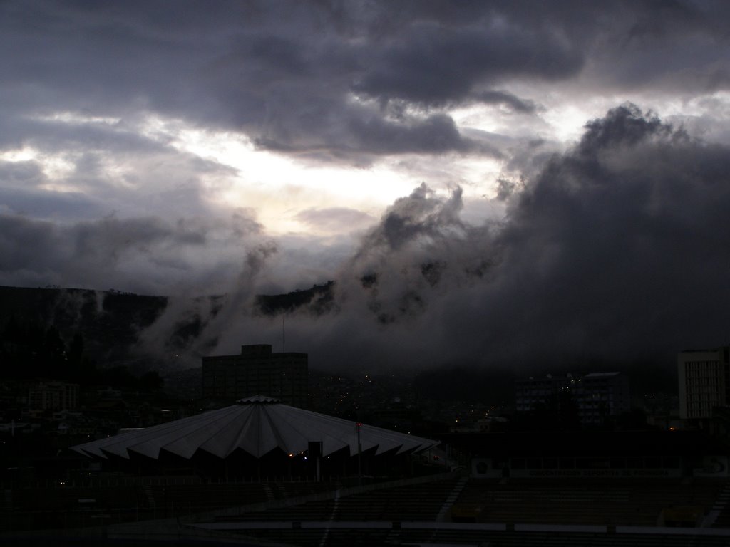 Coliseo Rumiñahui entre nubes by truchadorada