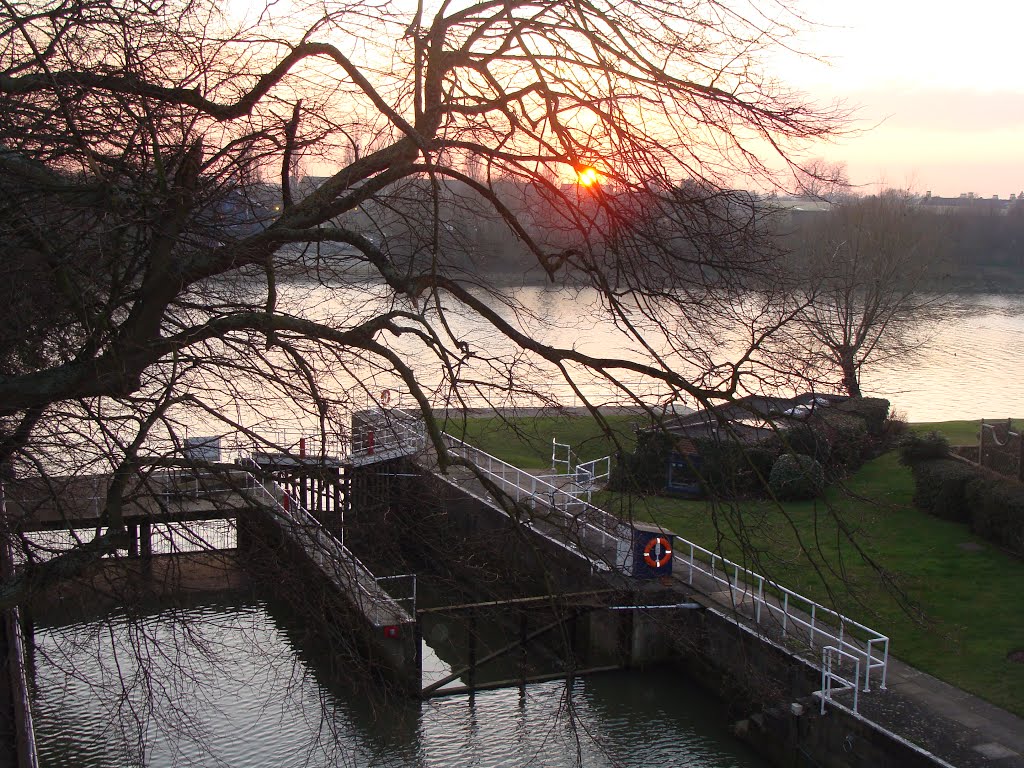 Chiswick - Sunset on the Thames by dkmlondon