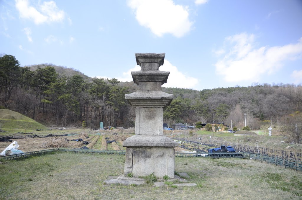 Gyeonggi-do Tangible Cultural Property: Article 78 (Ansung juksanri Stone Pagoda) 경기도 유형문화재 제78호 안성죽산리삼층석탑 (安城竹山里三層石塔​) by DonQuixote 朴