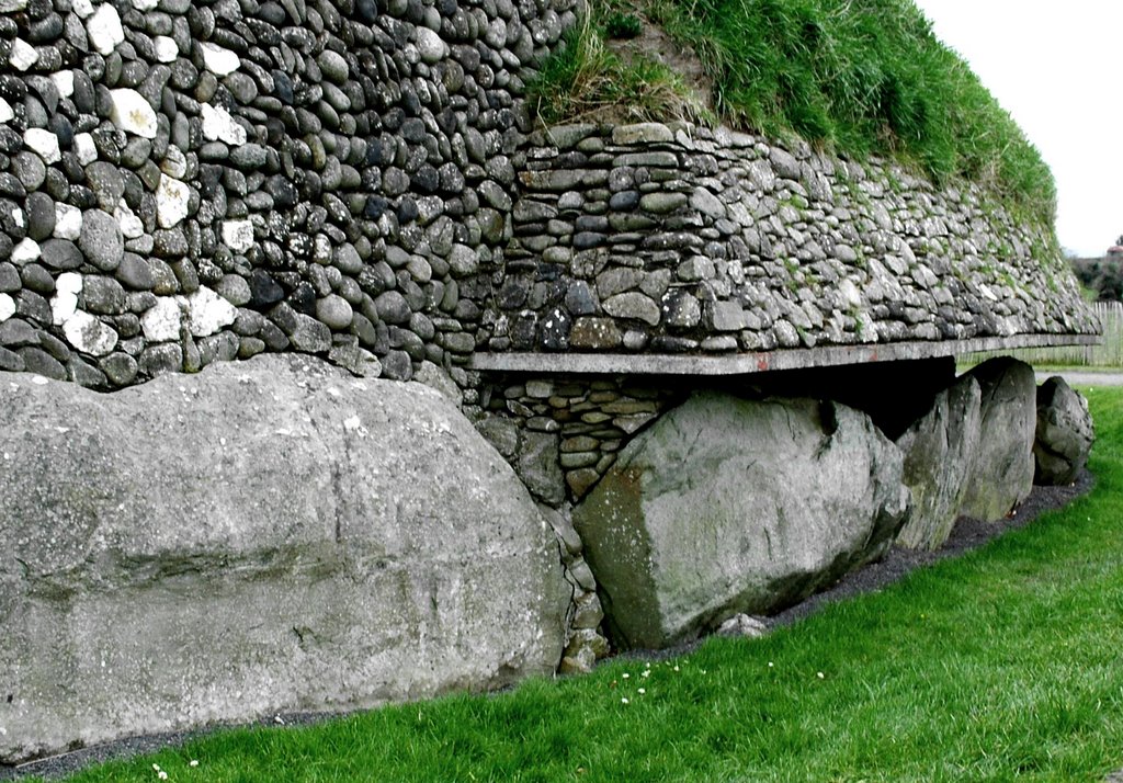 Newgrange (Ireland): Stones from East Side by kisstamas36