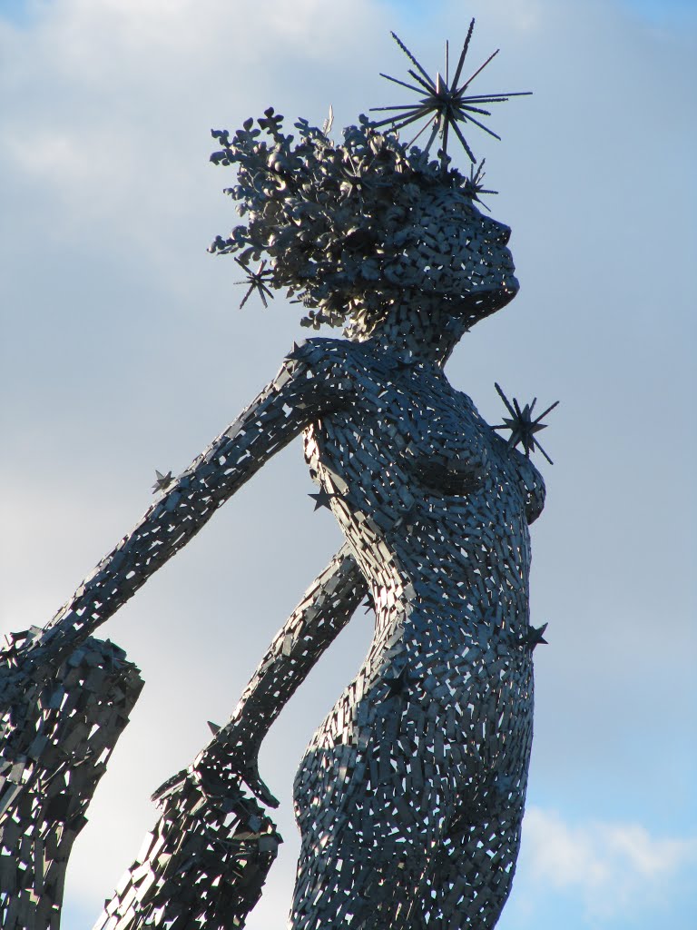 Andy Scott's "Lifeline" sculpture on the Shillinghill roundabout, Alloa, Clackmannanshire by oldchippy