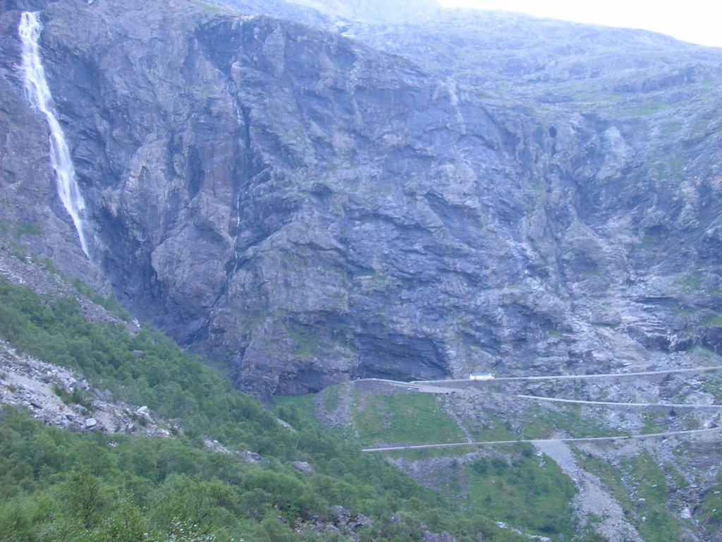 Trollstigen by tschiggi