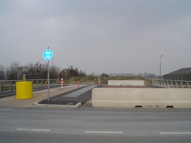 De Brug voor Buslijnen en fietsverkeer by Remco Kohler