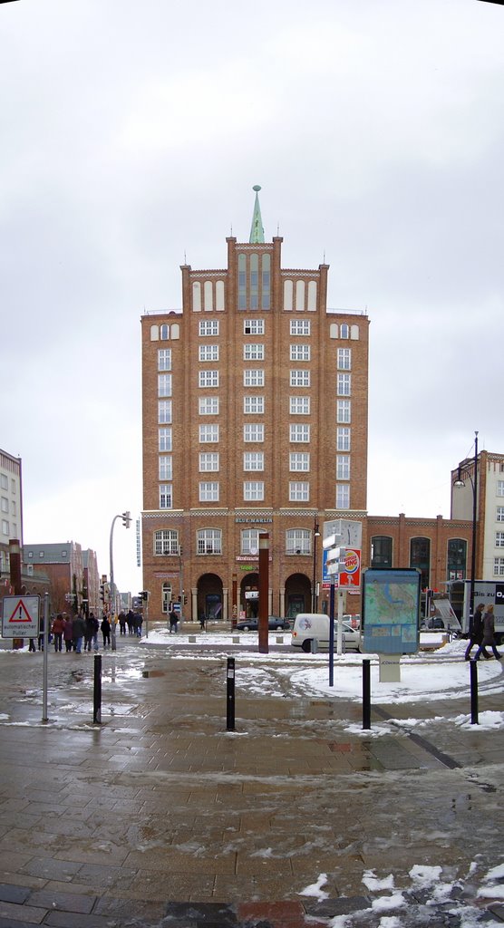 Breite Straße - Rostock, Hochhaus in der Langen Straße 03.2008 by YUCRAPERU