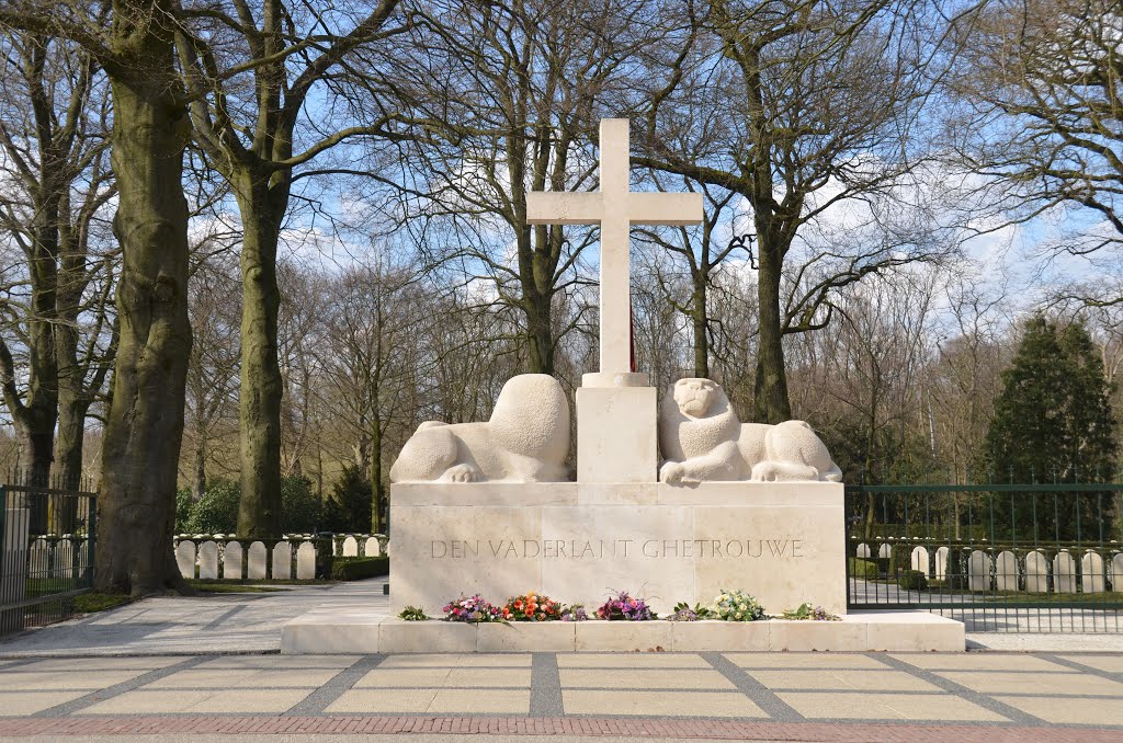 Grebbeberg memorial from 10 May 1940 and the battle between the German and the Dutch army. Written is: We will serve our country by Henq