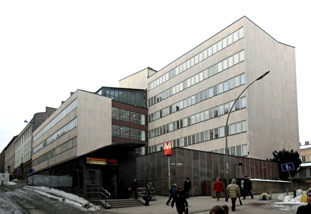 Entrance to Kaisaniemi metro station at Porthania by Petteri Kantokari