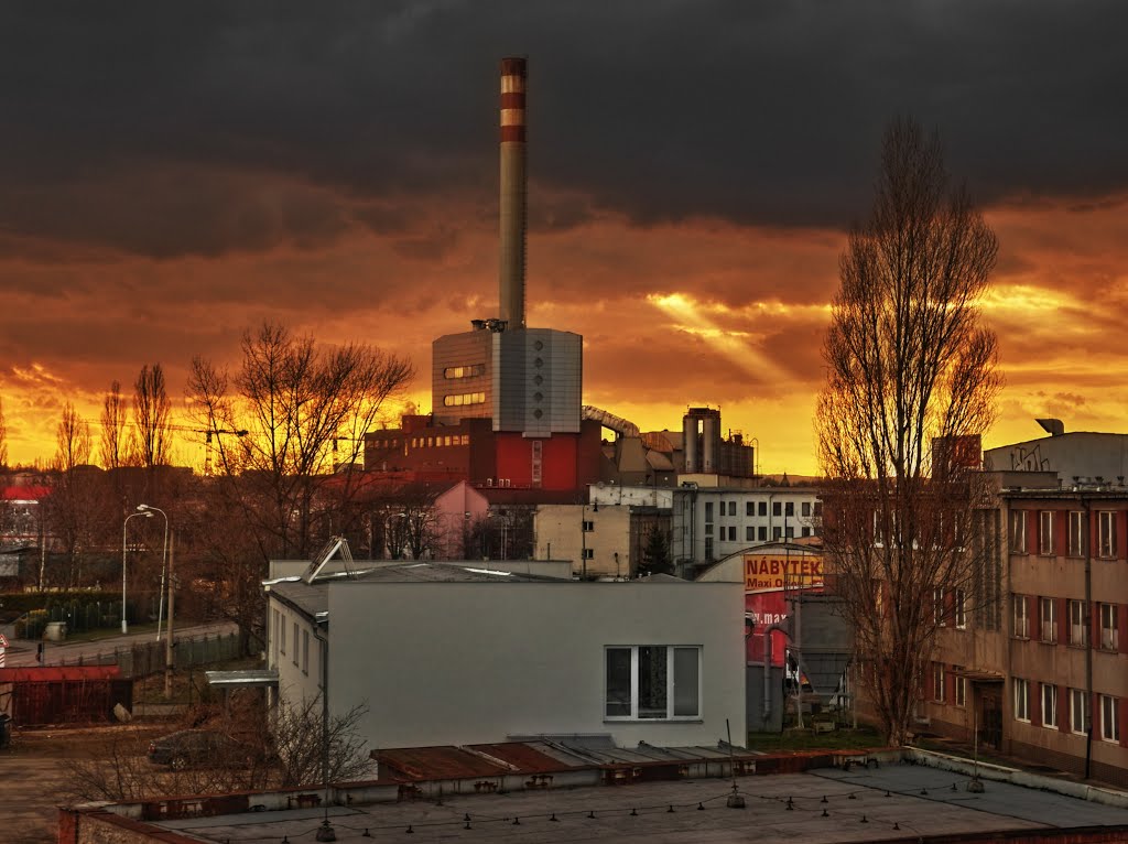 Mračna za teplárnou (clouds behind a heating plant) by Hanulinka