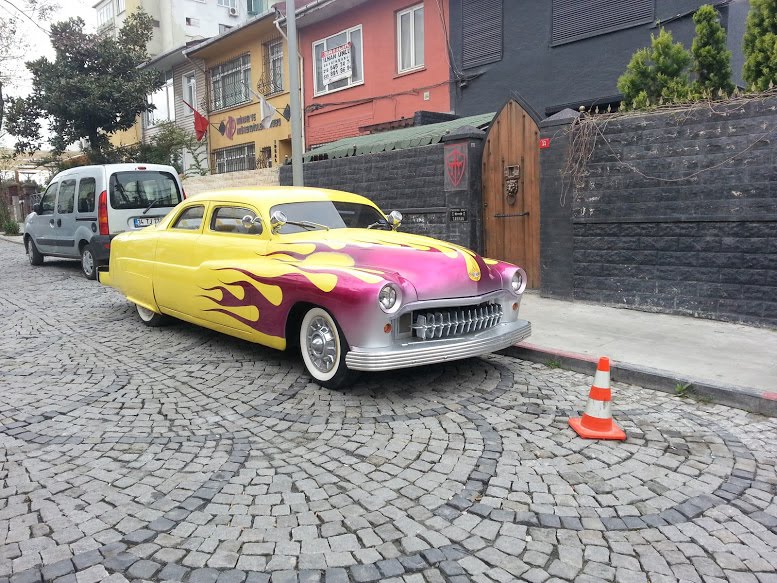 A nice & classic car, Mecidiyeköy, Şişli, Istanbul by cemmenku