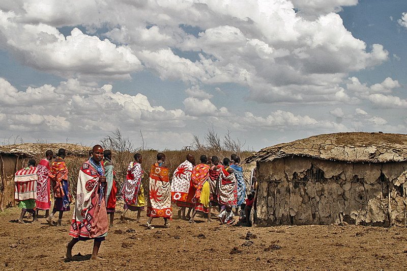 Women heading to the Masai Market by Quique Morrique